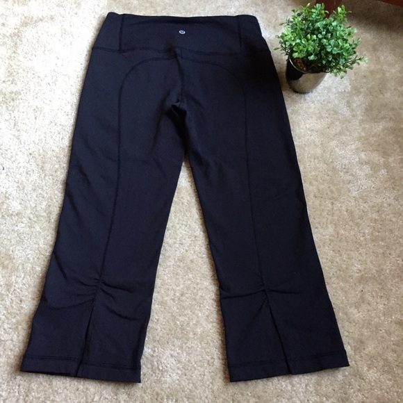 Lululemon Black Gather & Crow Crop - Picture 5 of 7